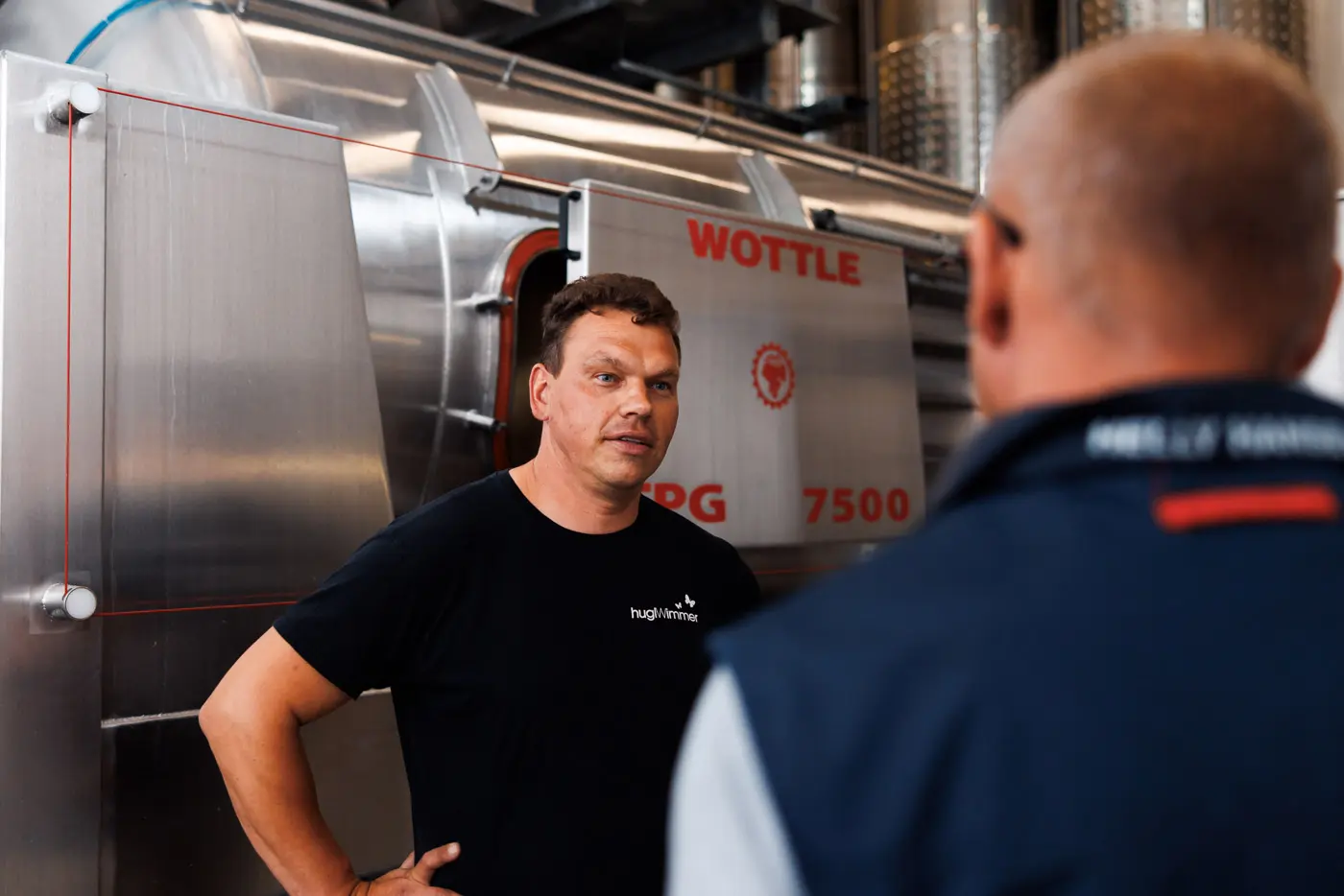 Winzer Martin Hugl vor Weinpresse